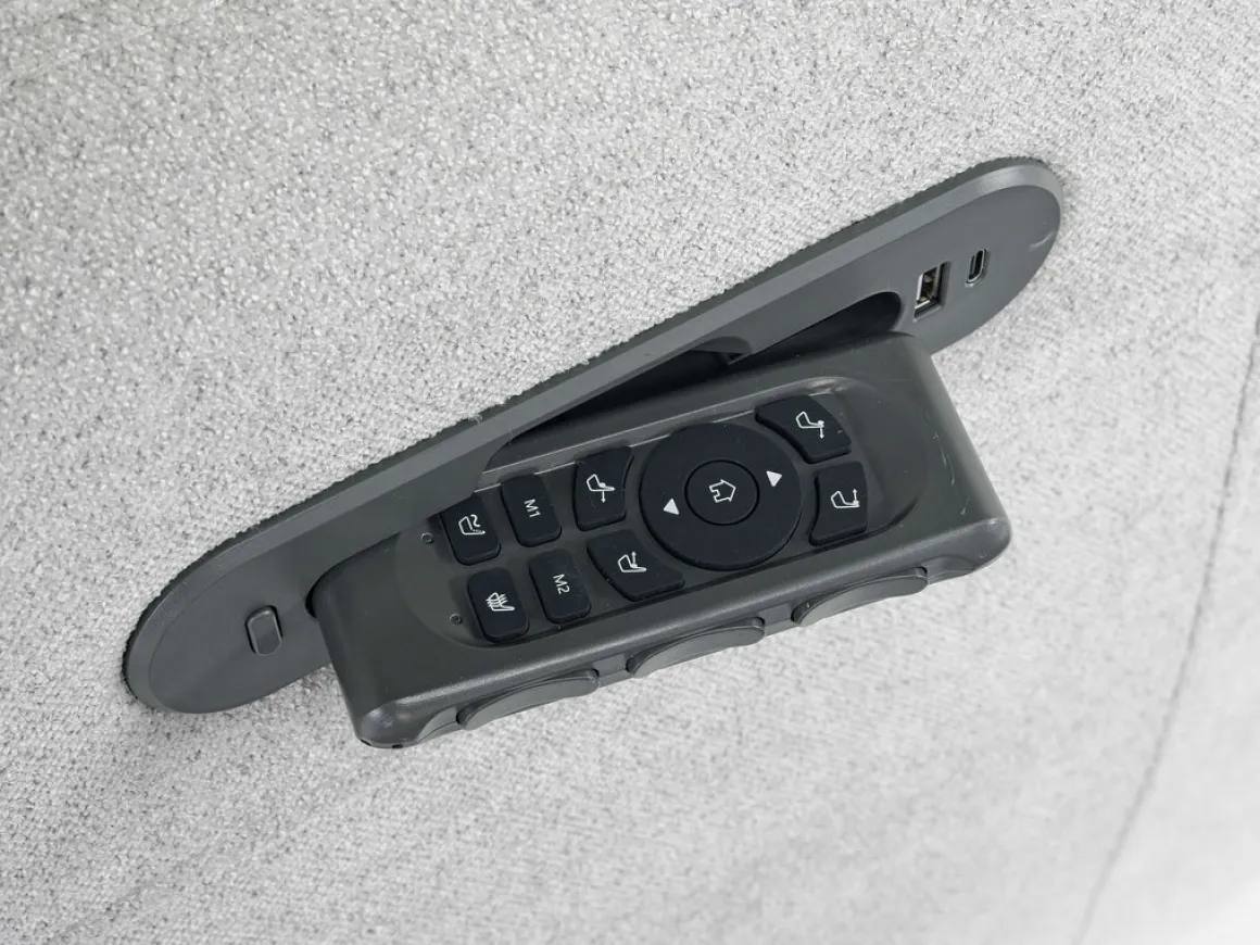 Palencia 6 Piece 3 Power Sectional W/ 3 Power Armless Recliner In Trento Dove